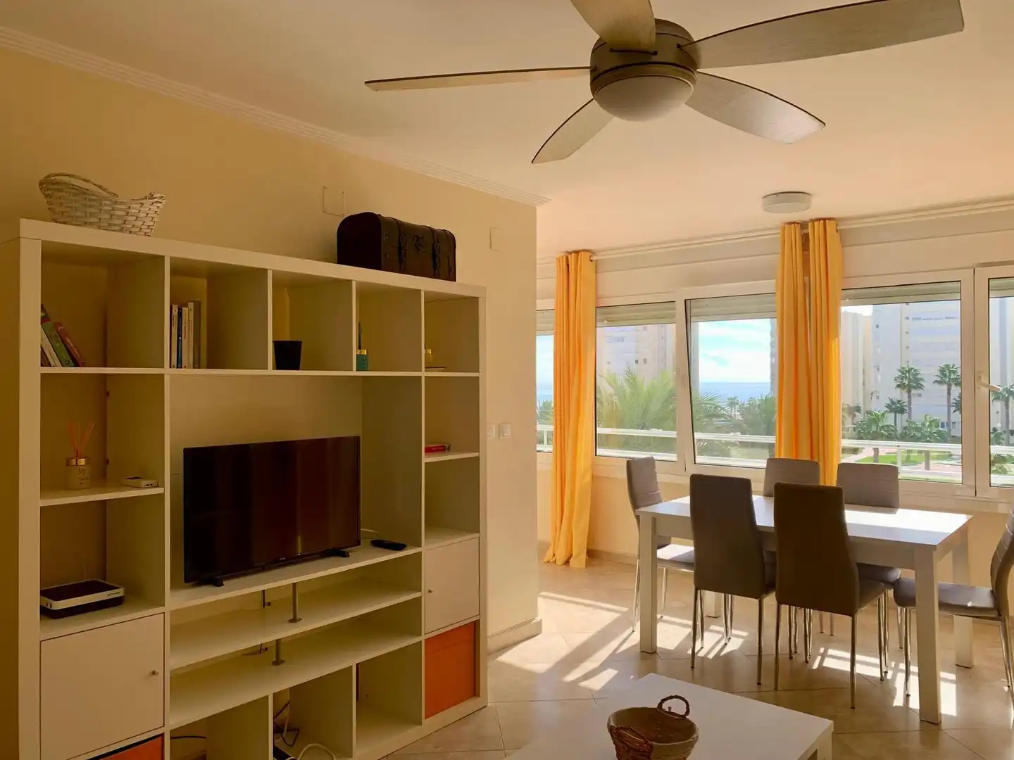 Sala de estar de Apartamento de alquiler en Alicante / Alacant con Terraza, Amueblado y Piscina comunitaria
