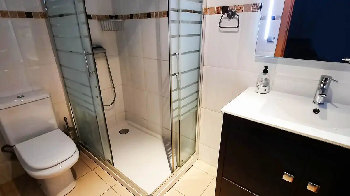 Baño de Apartamento de alquiler en Benalmádena con Aire acondicionado y Piscina comunitaria