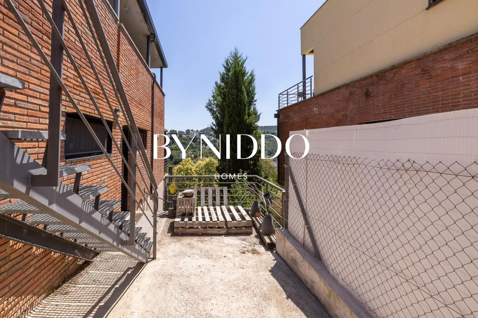 Vista exterior de Casa o xalet en venda en Sant Cugat del Vallès amb Calefacció, Jardí privat i Parquet