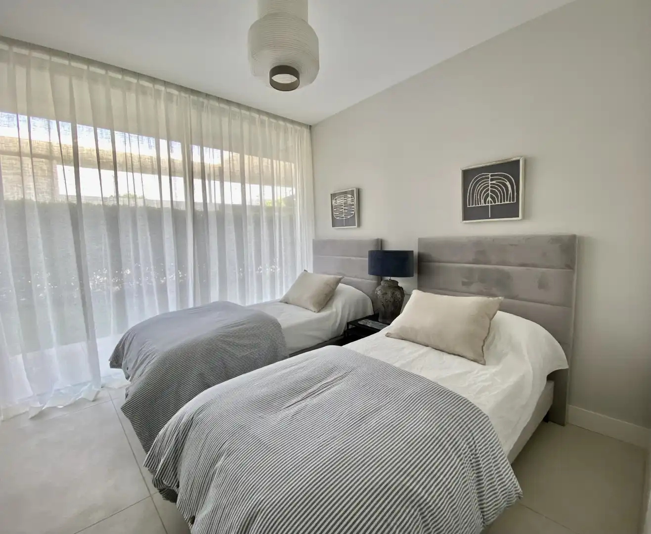 Habitación de Planta baja de alquiler en Estepona con Calefacción, Jardín privado y Terraza