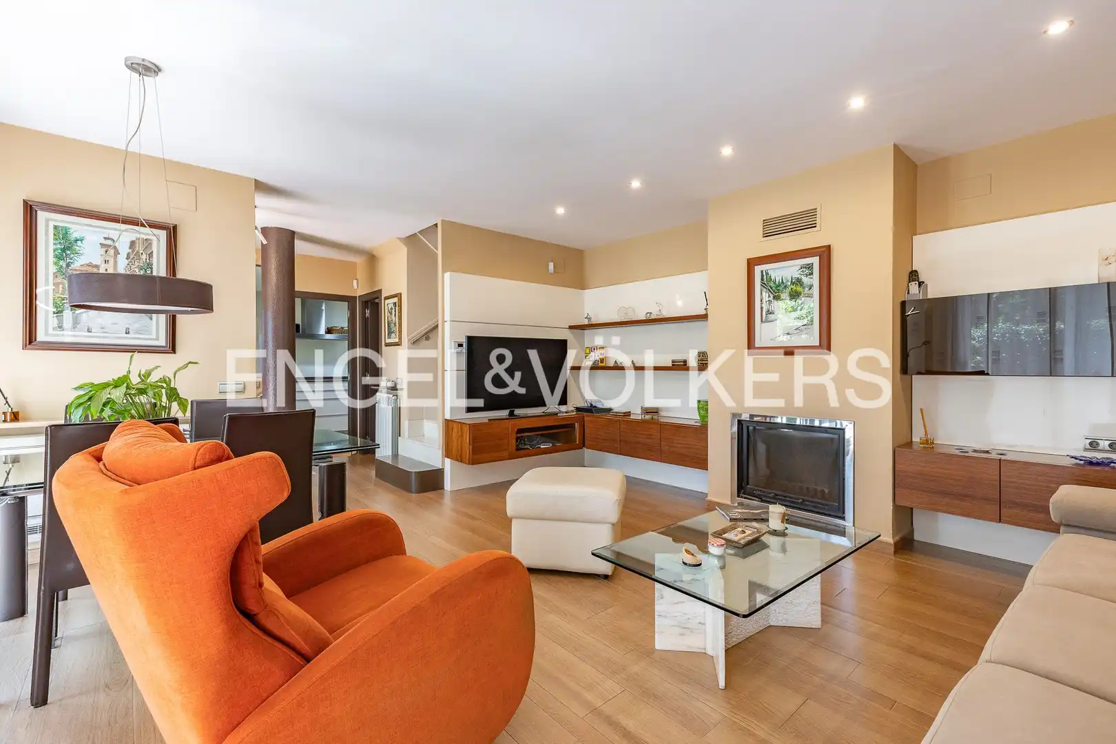 Sala d'estar de Casa o xalet en venda en Cerdanyola del Vallès amb Aire condicionat, Calefacció i Jardí privat