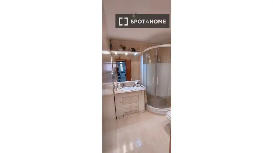 Badezimmer von Wohnung zur untervermieten in Sant Just Desvern mit Klimaanlage, Heizung und Terrasse