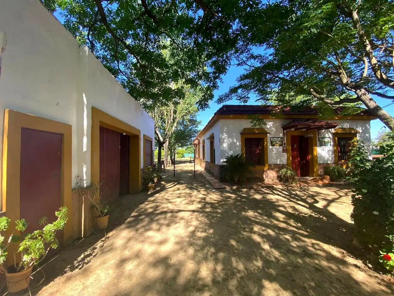 Vista exterior de Casa o xalet en venda en Alcalá de Guadaira amb Jardí privat, Terrassa i Piscina