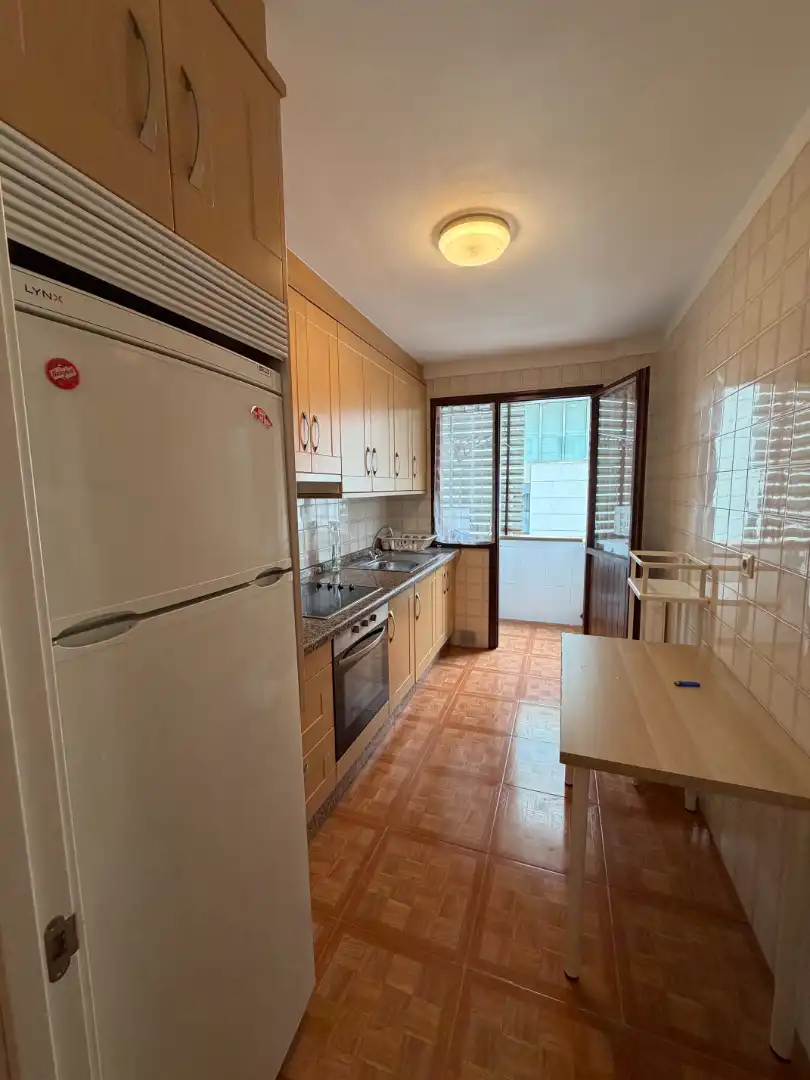 Küche von Wohnung zur Miete in Oviedo  mit Heizung, Parkett und Abstellraum
