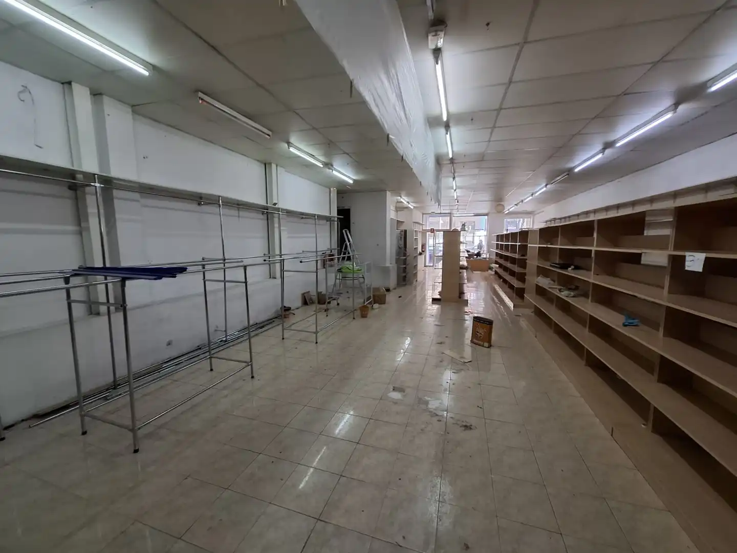 Local comercial de lloguer a Avenida Gonzalo de Berceo 21, imagen 2