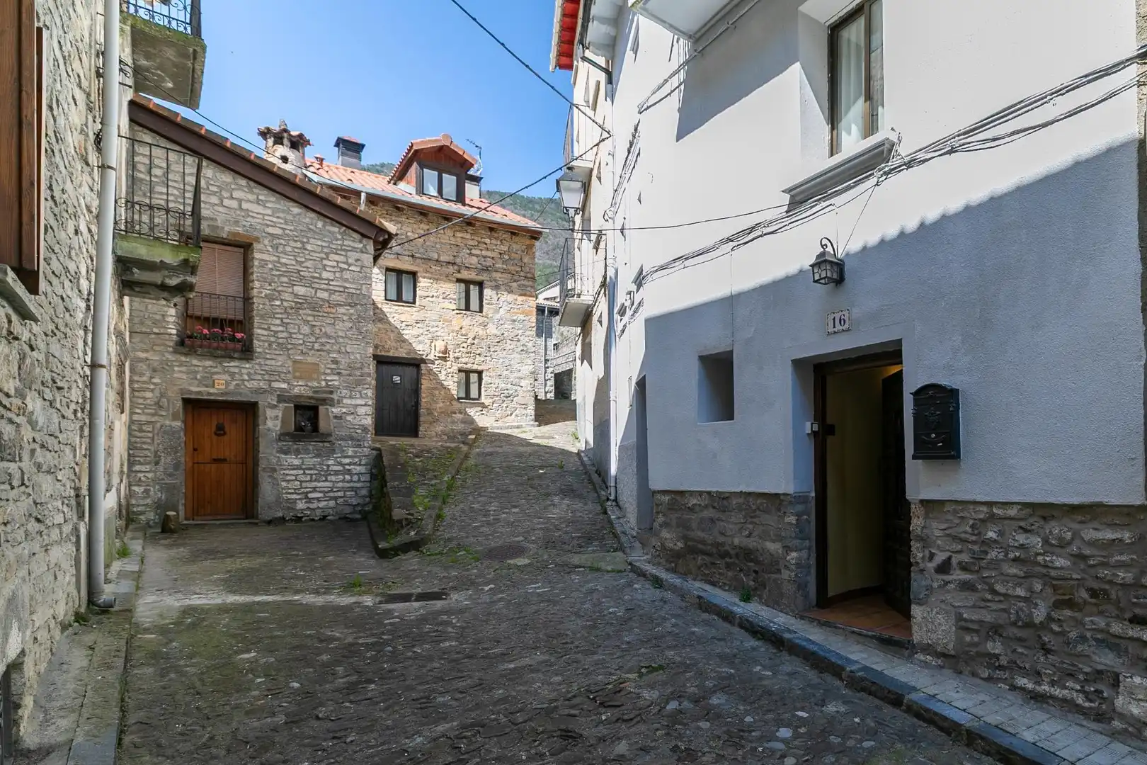 Vista exterior de Casa o xalet en venda en Biescas amb Calefacció, Parquet i Traster