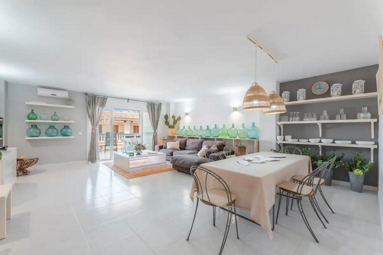 Sala d'estar de Apartament de lloguer en Ses Salines amb Aire condicionat, Calefacció i Parquet