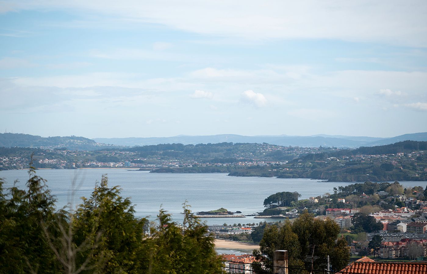 Vista exterior de Casa o xalet en venda en A Coruña Capital  amb Calefacció, Jardí privat i Terrassa