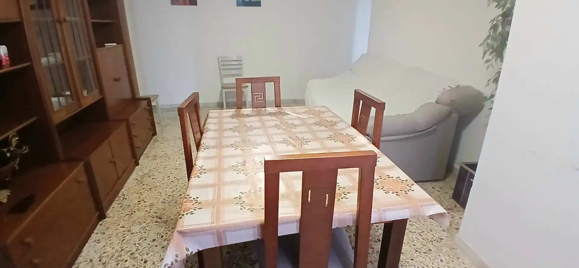 Menjador de Pis per a compartir en Almería amb Aire condicionat, Terrassa i Moblat