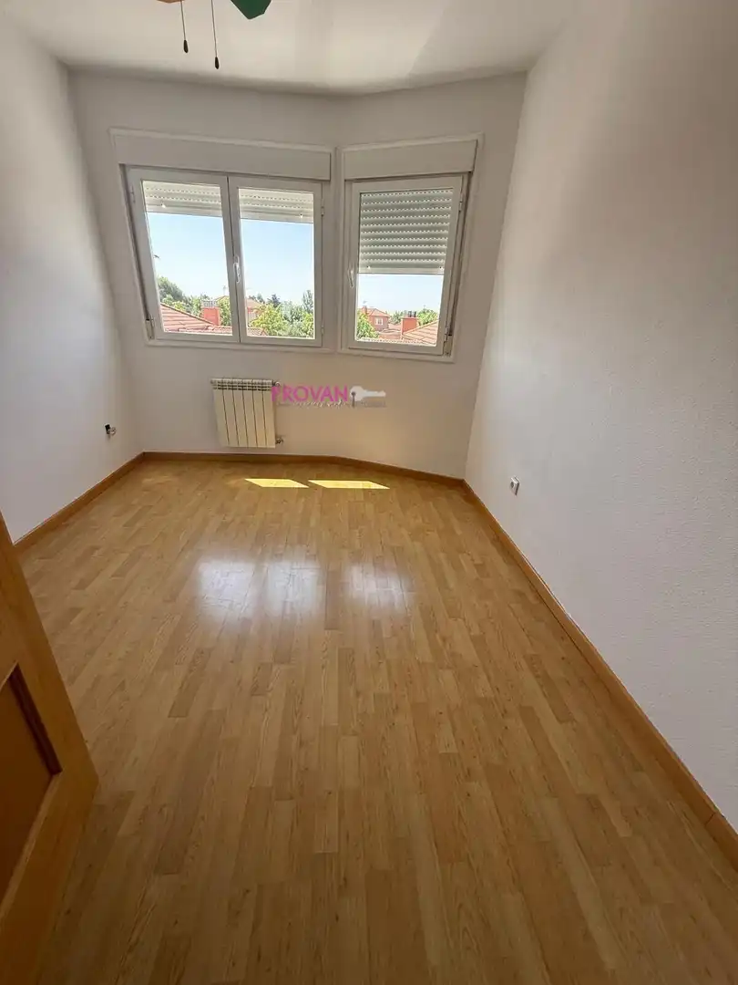 Habitación de Casa adosada en venta en Galápagos con Calefacción y Jardín privado