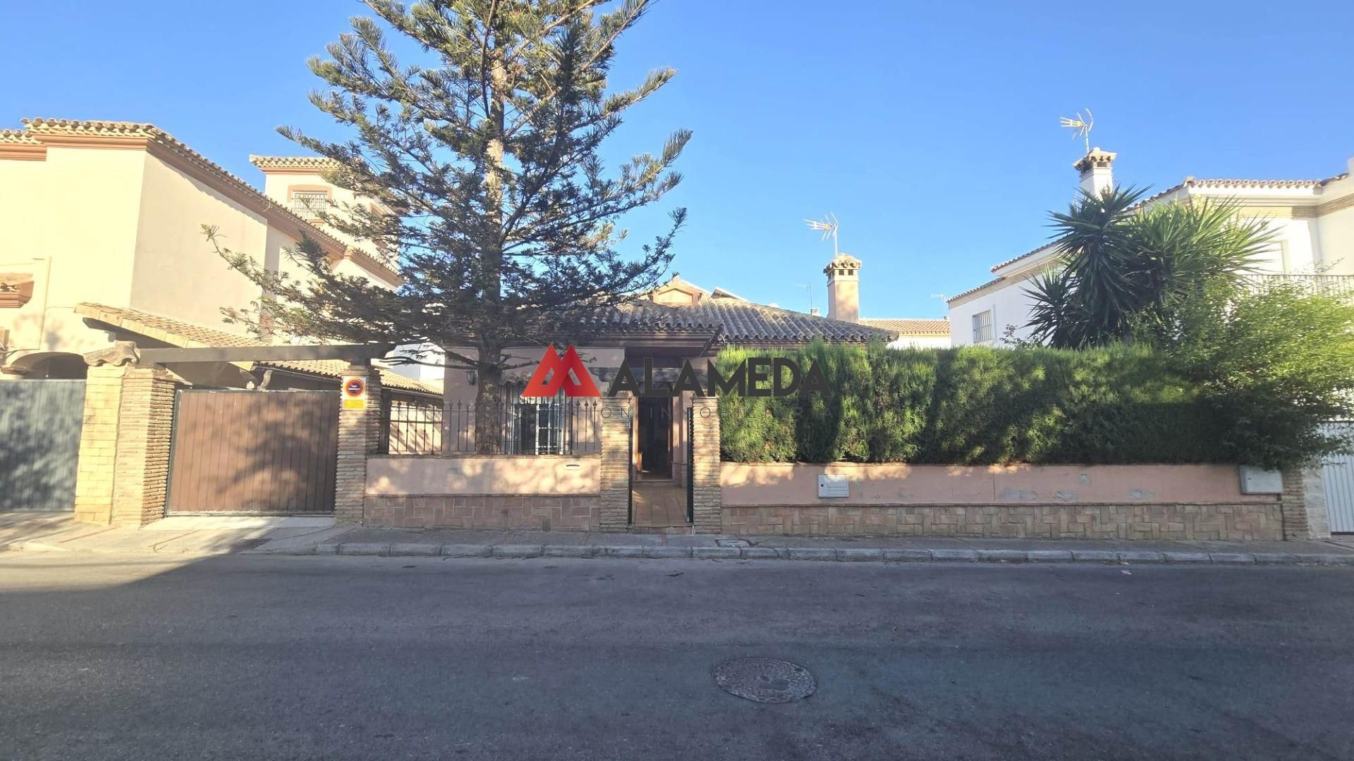 Vista exterior de Casa o xalet en venda en Chiclana de la Frontera amb Jardí privat i Terrassa