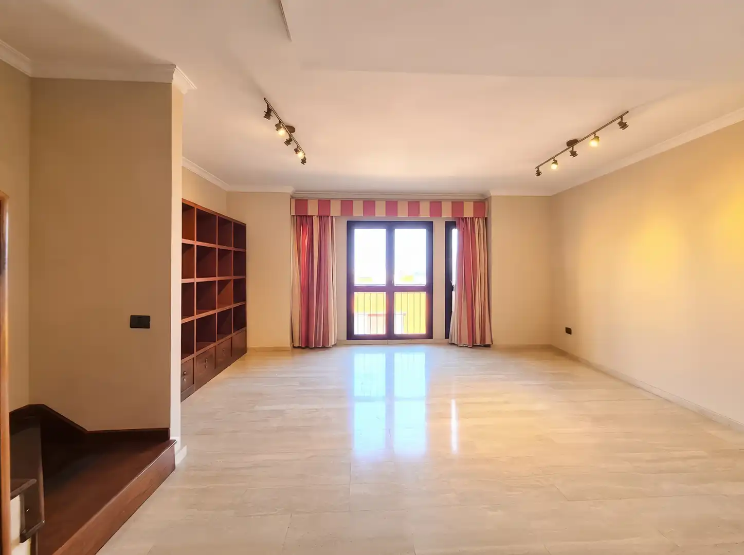 Sala d'estar de Casa adosada en venda en Las Palmas de Gran Canaria amb Jardí privat, Terrassa i Traster