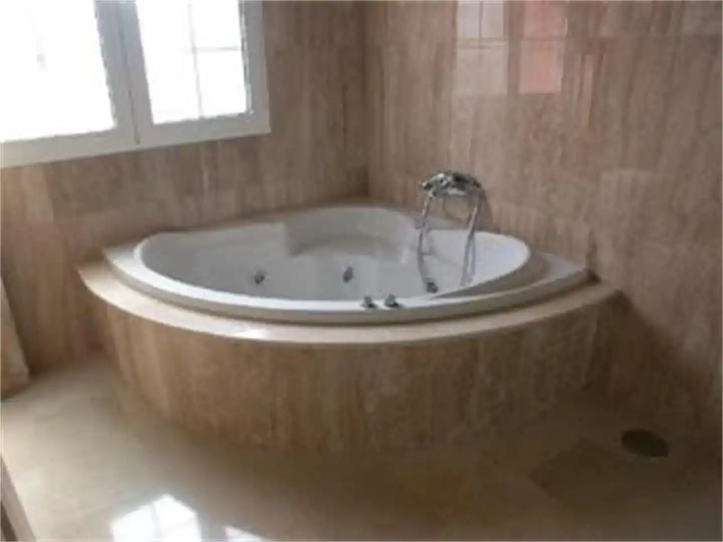Bany de Casa o xalet en venda en Estepona amb Aire condicionat, Piscina i Balcó