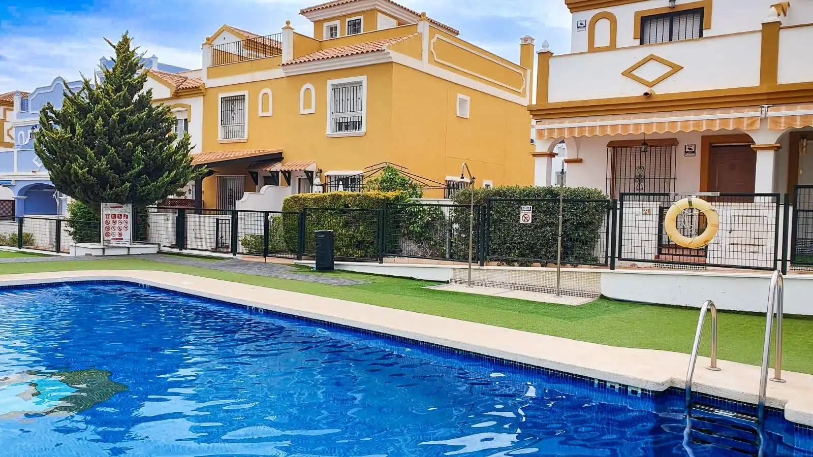 Schwimmbecken von Einfamilien-Reihenhaus zum Verkauf in Pulpí mit Klimaanlage und Gemeinschaftspool