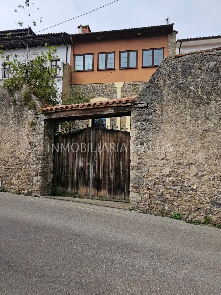 Vista exterior de Casa adosada en venda en Colunga amb Calefacció, Parquet i Terrassa