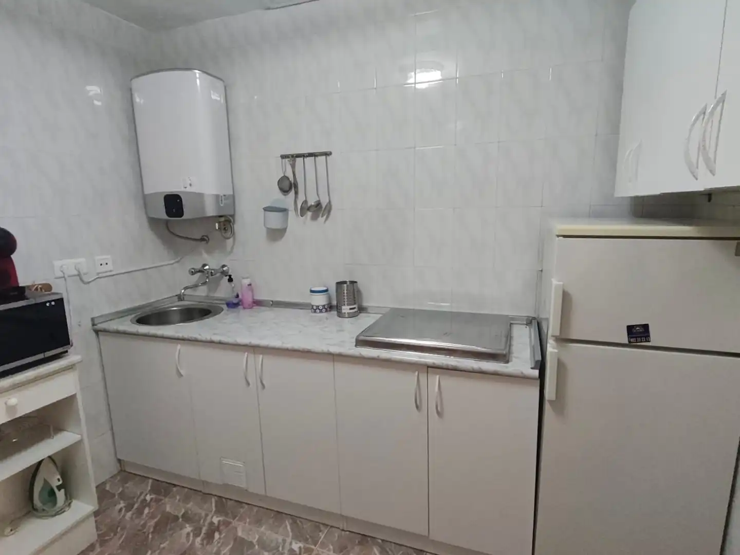 Cuina de Casa o xalet en venda en Nava del Rey amb Moblat, Rentadora i Microones