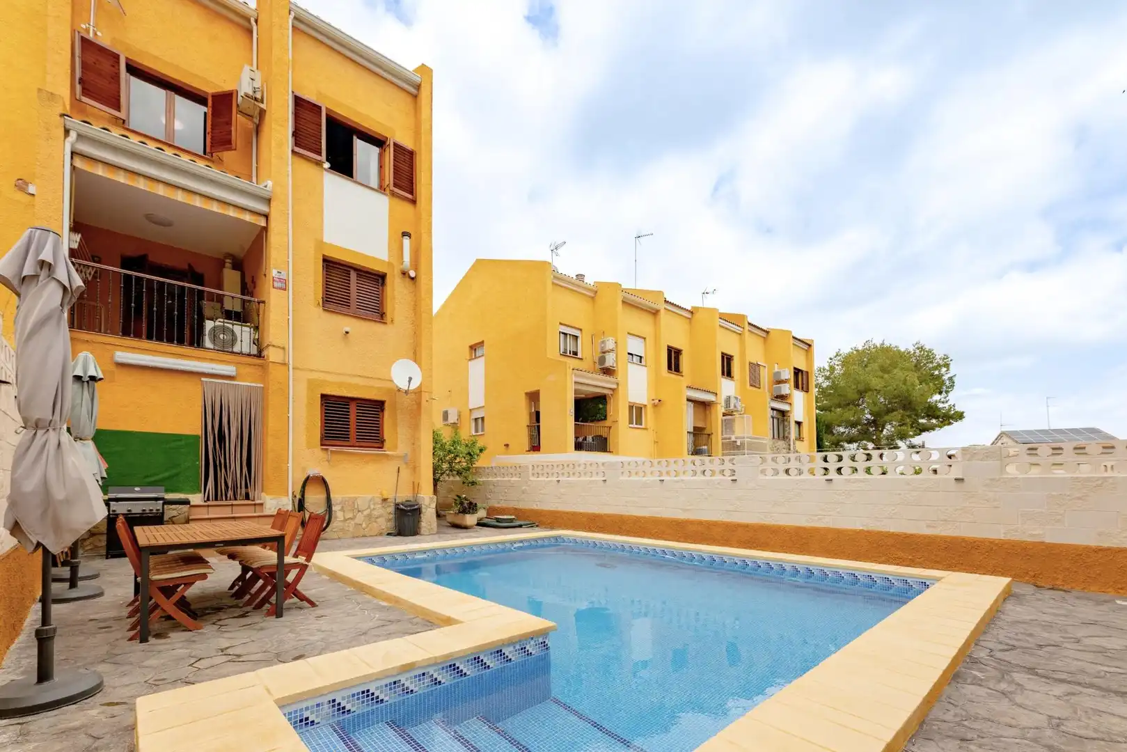 Vista exterior de Casa adosada en venta en Chiva con Aire acondicionado, Calefacción y Terraza