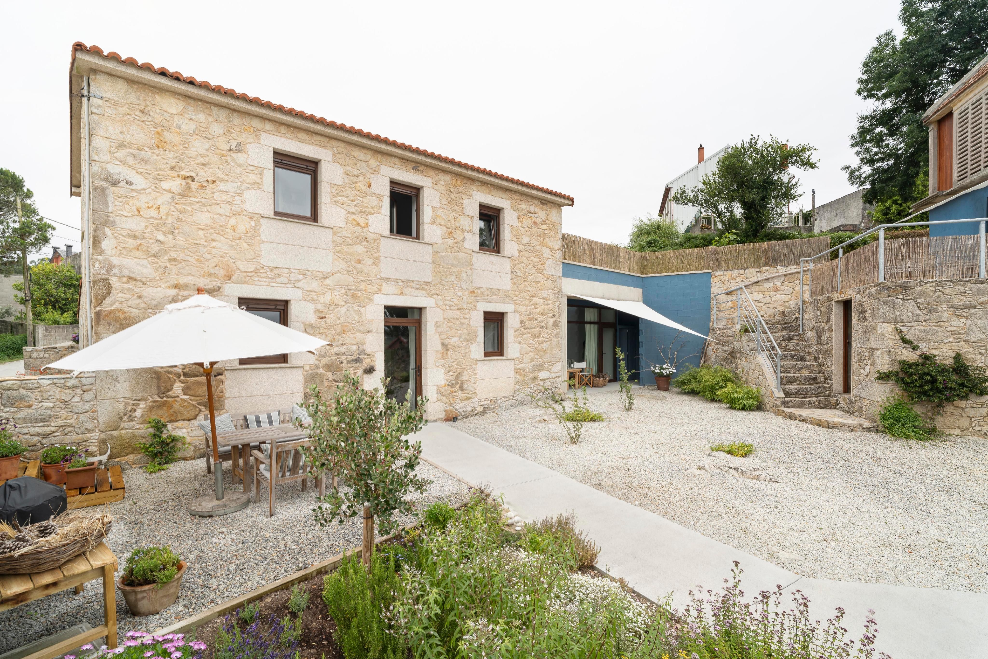 Vista exterior de Casa o xalet en venda en Carballo amb Calefacció i Jardí privat