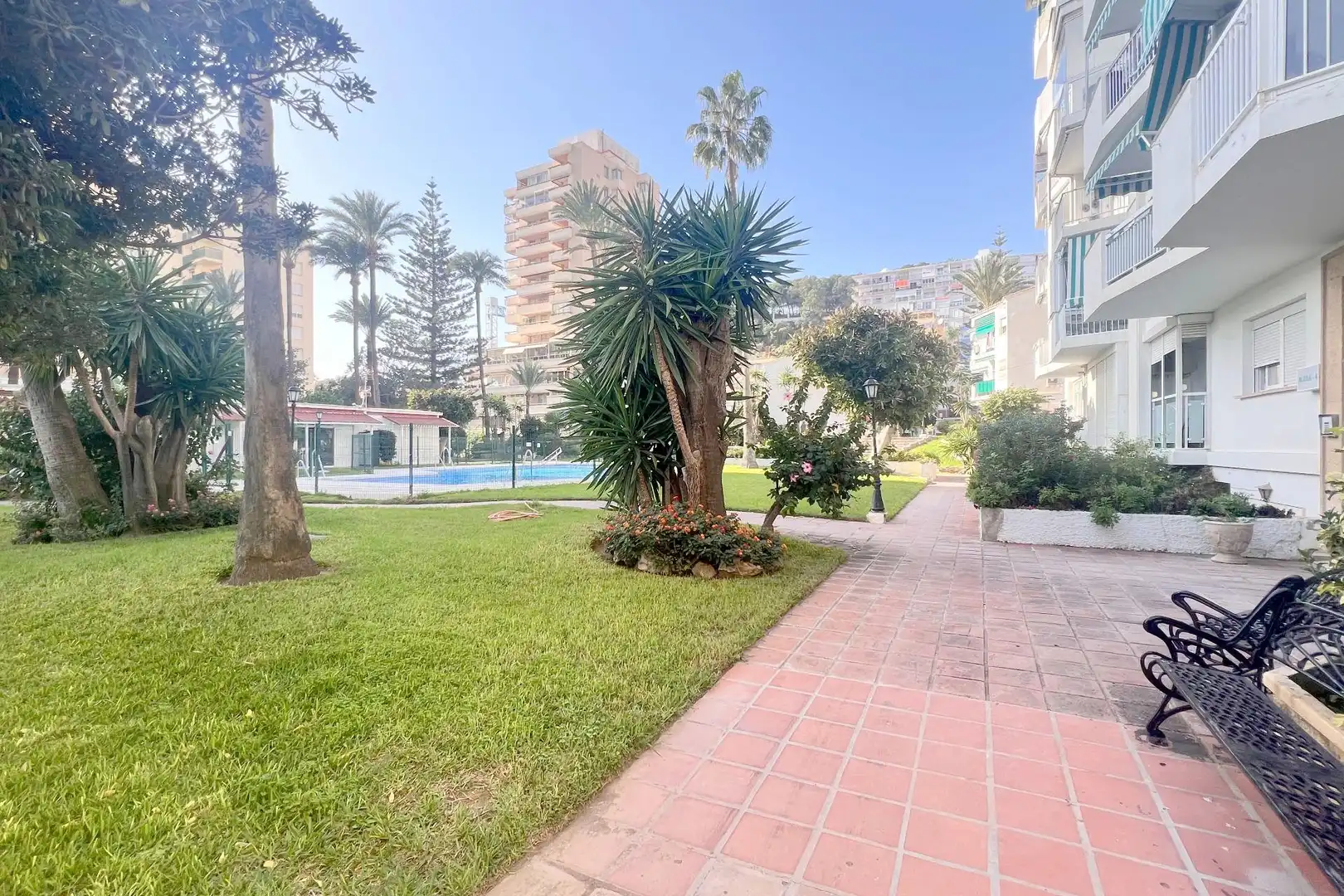 Piso en venta en Calle CIUDAD DE PORCUNA, La Carihuela - Los Nidos