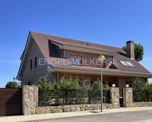 Vista exterior de Casa o xalet de lloguer en La Moraleja amb Aire condicionat, Terrassa i Piscina