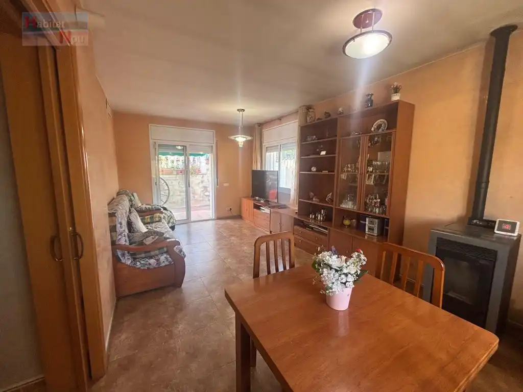 Living room of Houses for sale in La Bisbal del Penedès  with Oven and Microwave