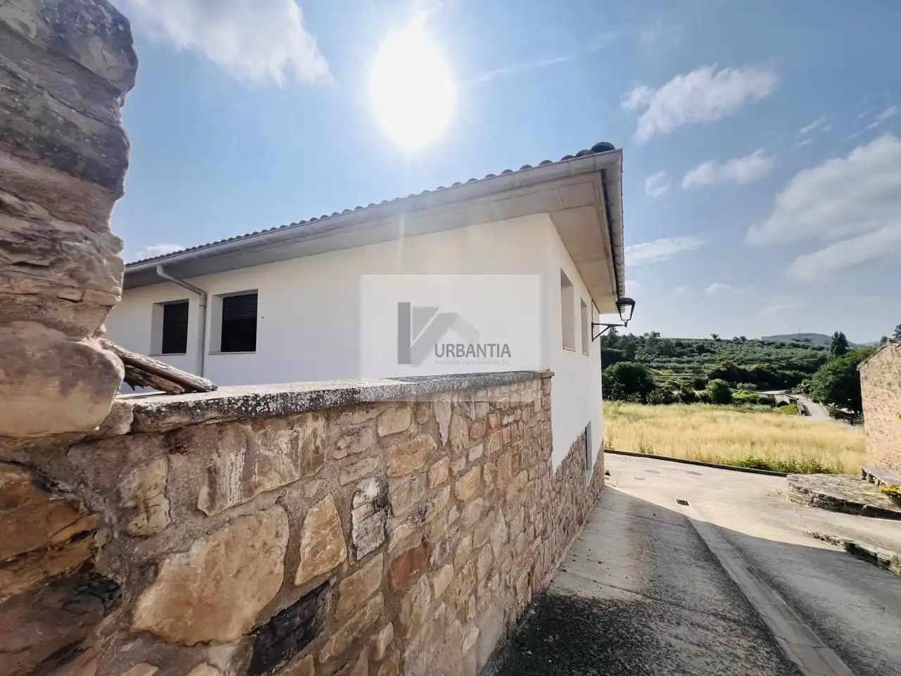 Außenansicht von Einfamilien-Reihenhaus zum Verkauf in Torres del Río mit Privatgarten