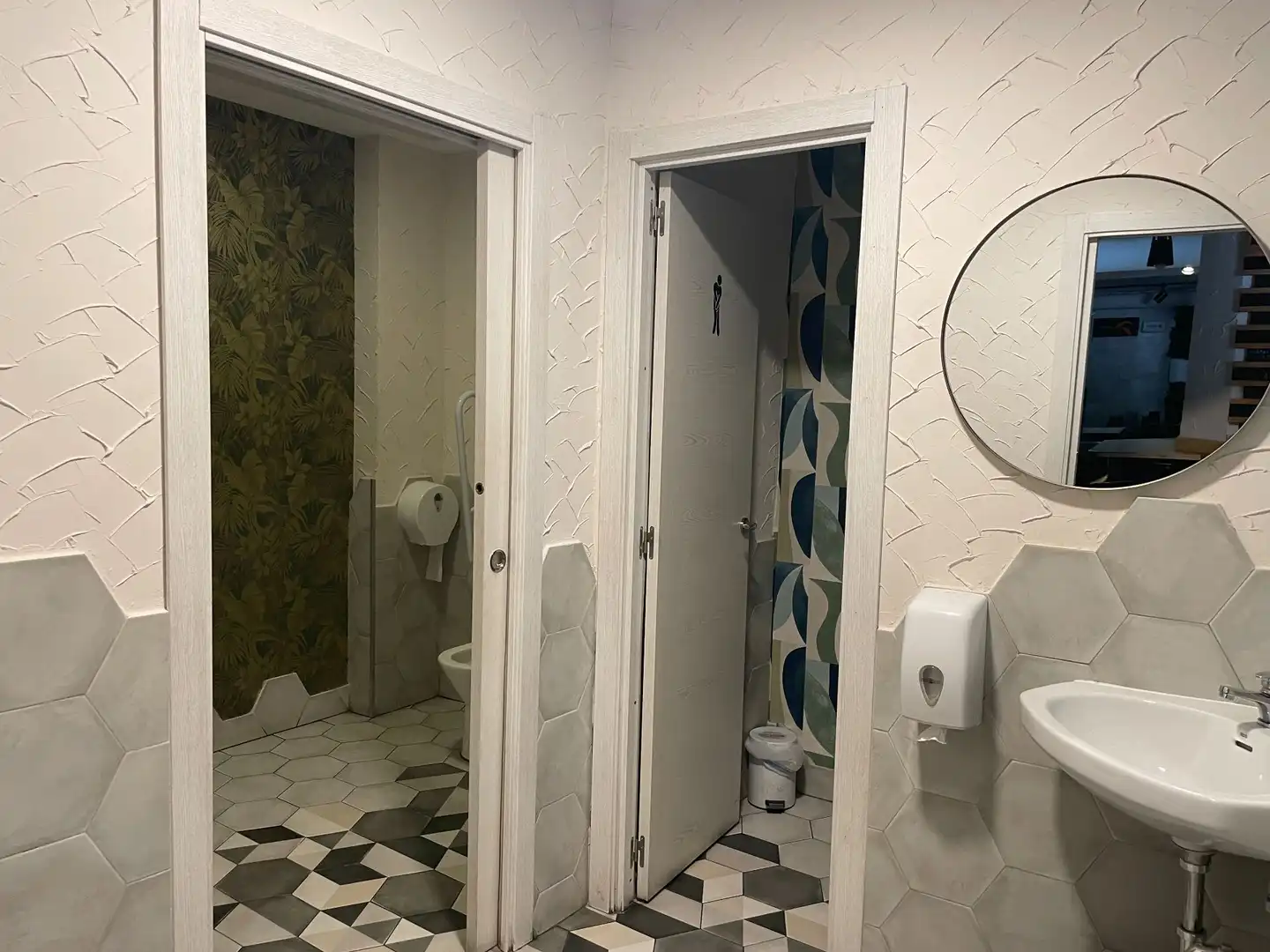 Bathroom of Commercial properties for transfer in Aranjuez  with Air Conditioner and Furnished