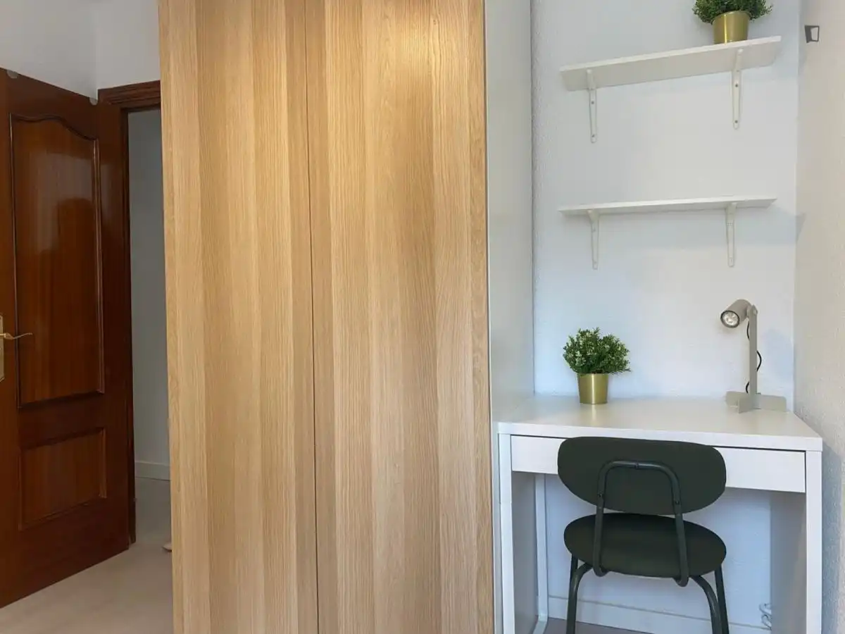 Dormitori de Apartament per a compartir en Madrid amb Calefacció, Moblat i Microones