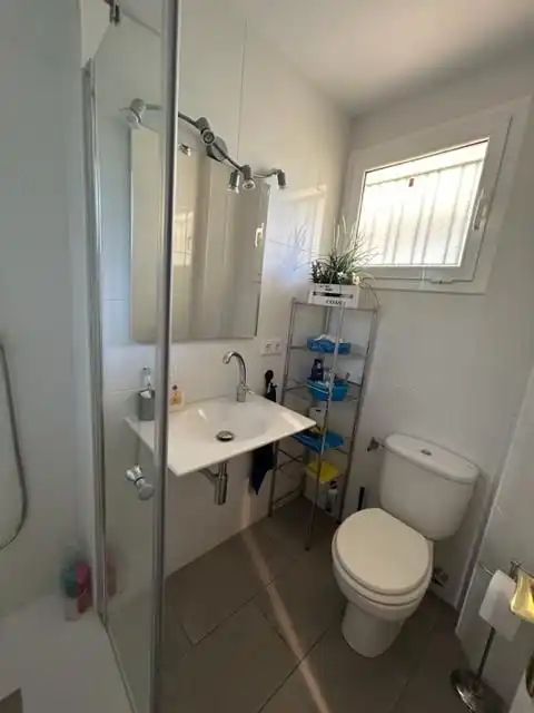 Baño de Apartamento de alquiler en Castell d'Aro, Platja d'Aro i s'Agaró con Terraza, Amueblado y Lavadora