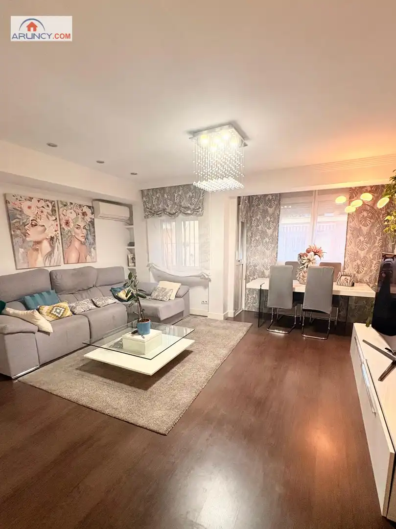 Living room of Flat for sale in Sevilla  with Air Conditioner and Furnished