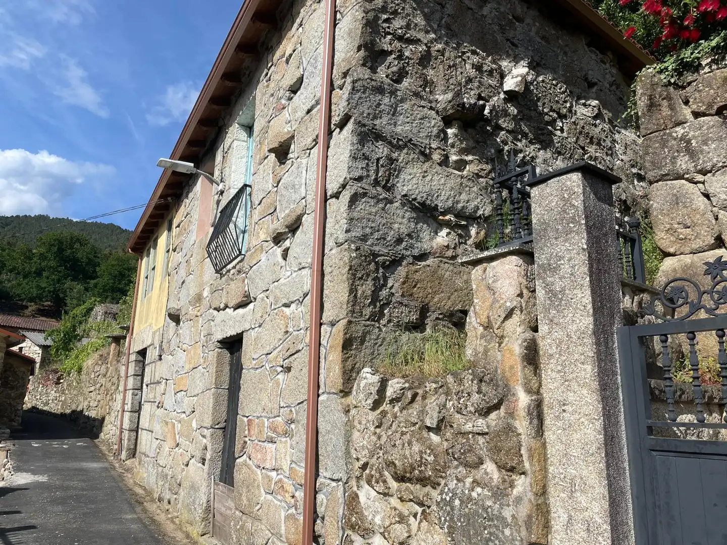 Vista exterior de Finca rústica en venda en A Arnoia amb Traster, Moblat i Balcó