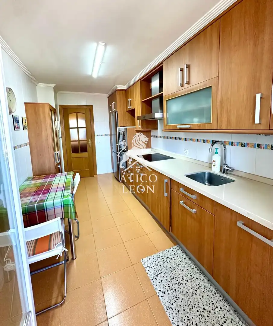 Cocina de Piso en venta en León Capital  con Calefacción, Terraza y Trastero