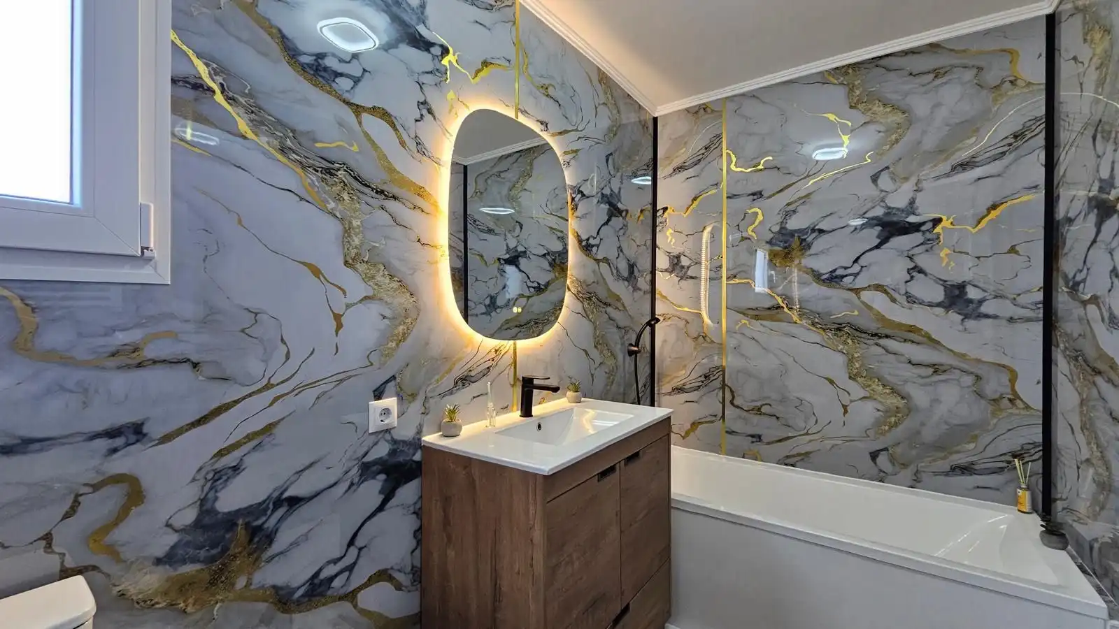 Baño de Casa adosada en venta en Marbella con Aire acondicionado, Calefacción y Jardín privado