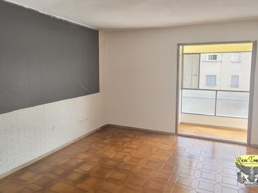 Appartamento con balcone in vendita a Centre