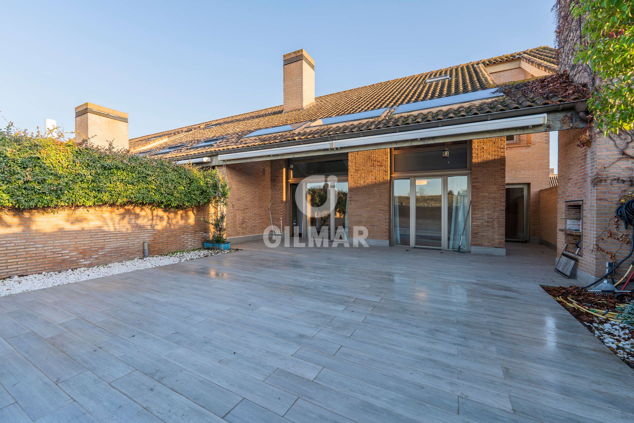 Vista exterior de Casa adosada en venta en Pozuelo de Alarcón con Calefacción, Jardín privado y Piscina