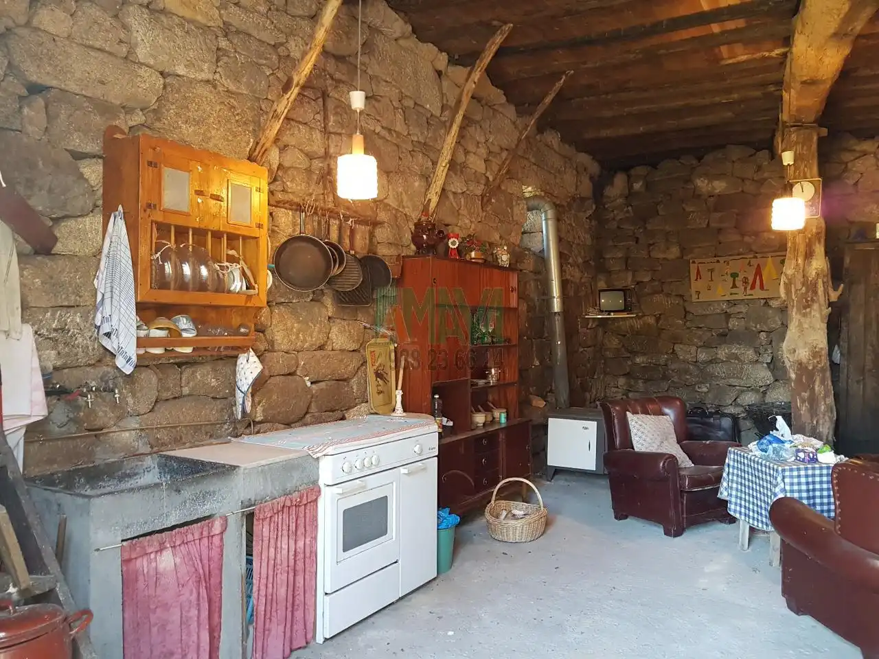 Cuina de Finca rústica en venda en Parada de Sil amb Jardí privat