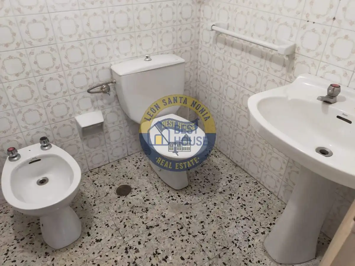 Bathroom of Flat for sale in Mansilla de las Mulas  with Private garden, Terrace and Storage room