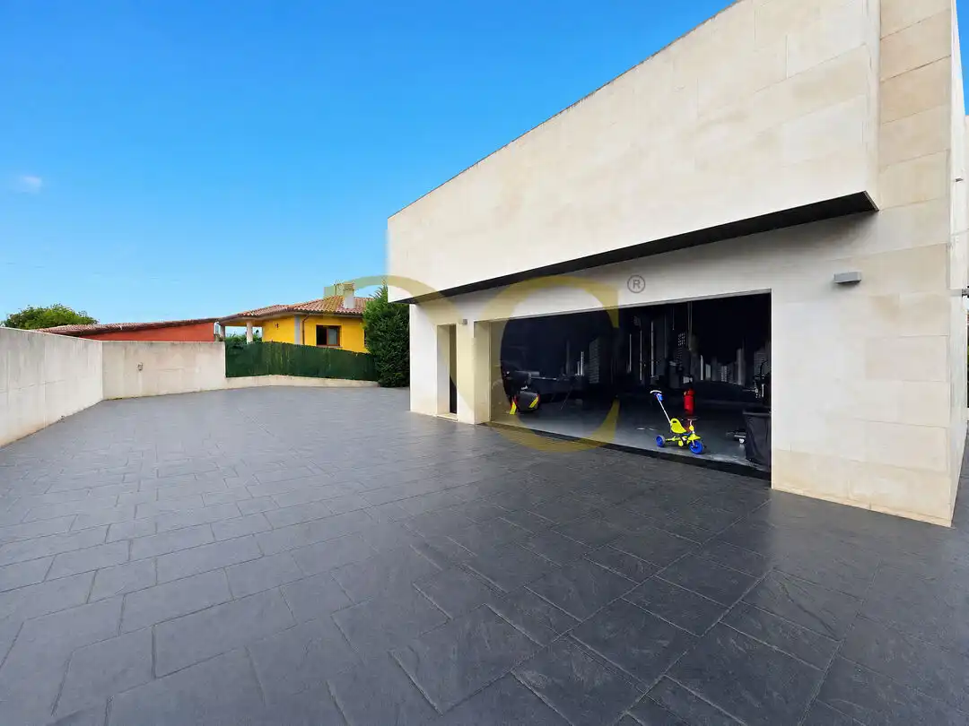Vista exterior de Casa o xalet en venda en Oviedo  amb Calefacció, Jardí privat i Terrassa