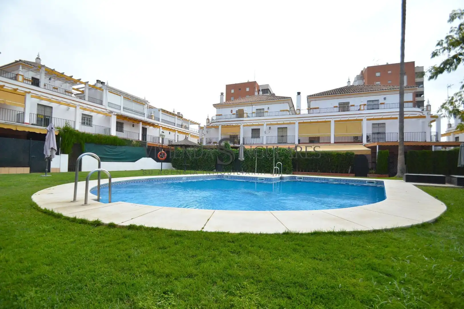 Piscina de Casa adosada en venta en Sevilla con Aire acondicionado, Terraza y Trastero