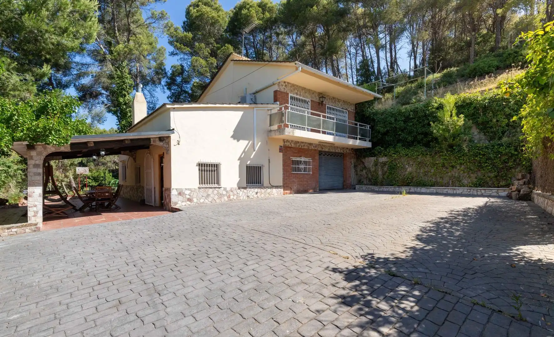 Vista exterior de Casa o xalet en venda en Rubí amb Aire condicionat, Jardí privat i Terrassa