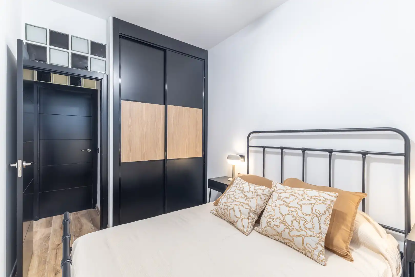 Dormitori de Apartament de lloguer en Madrid amb Aire condicionat, Calefacció i Moblat