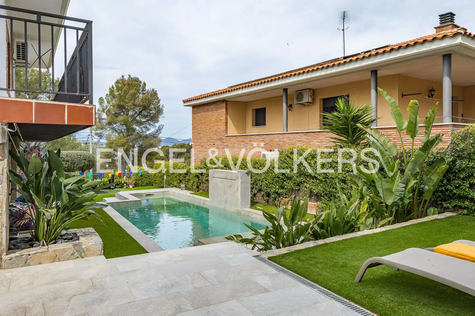 Swimming pool of Single-family semi-detached for sale in Terrassa  with Air Conditioner, Heating and Private garden