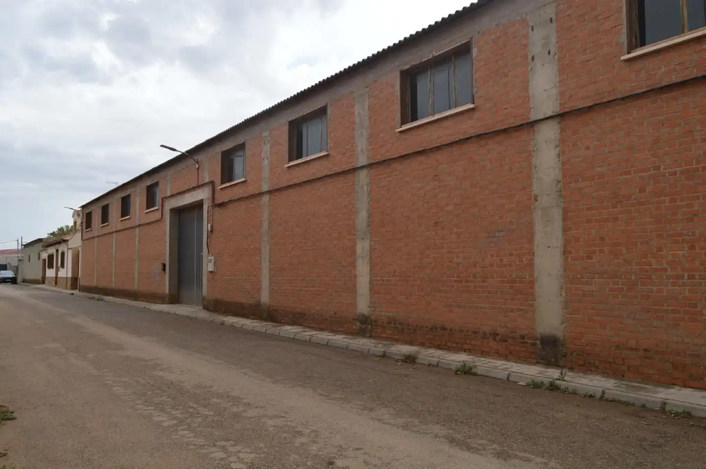 Außenansicht von Fabrikhallen zum Verkauf in Horcajo de Santiago