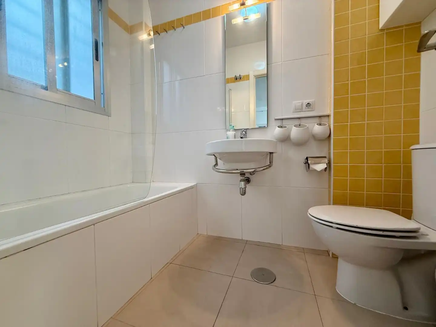Flat for rent in Calle de Fernán Sánchez de Tovar, Cruz Roja