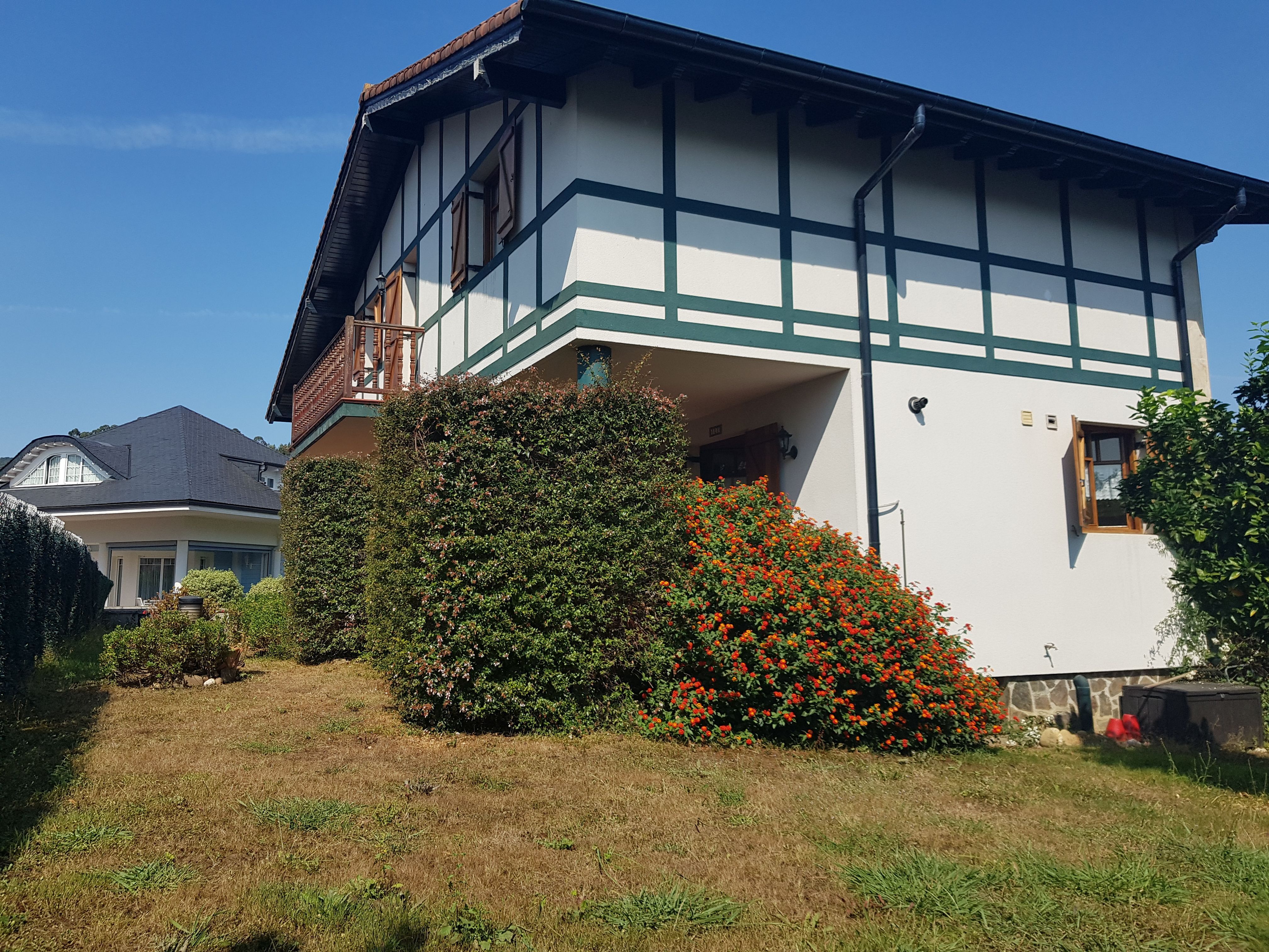 Vista exterior de Casa o xalet en venda en Castro-Urdiales amb Terrassa i Balcó