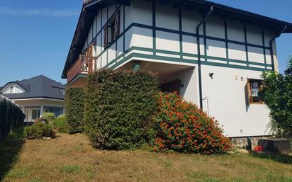 Vista exterior de Casa o xalet en venda en Castro-Urdiales amb Terrassa i Balcó