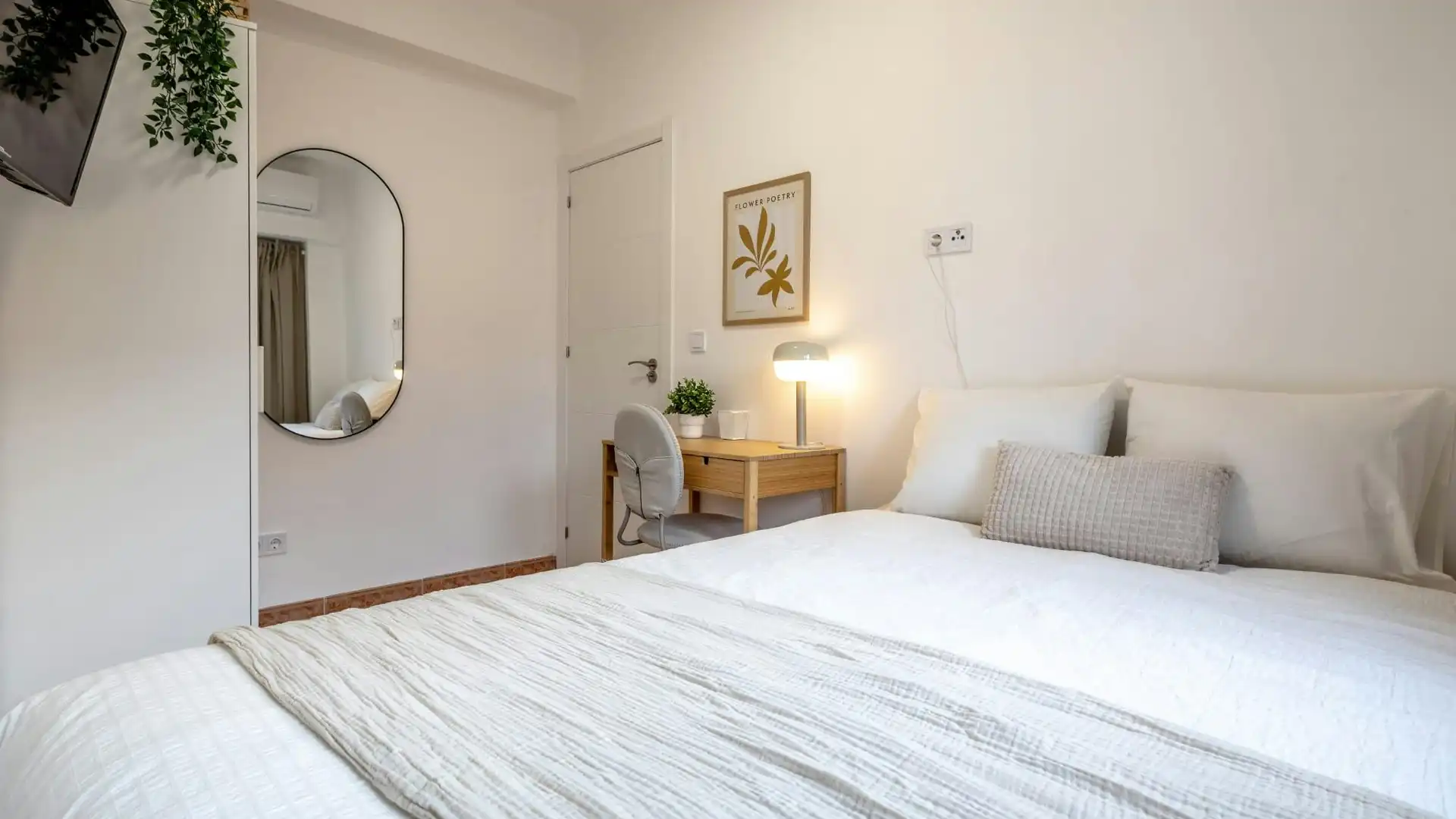 Bedroom of Flat for share in  Valencia Capital  with Air Conditioner, Heating and Private garden