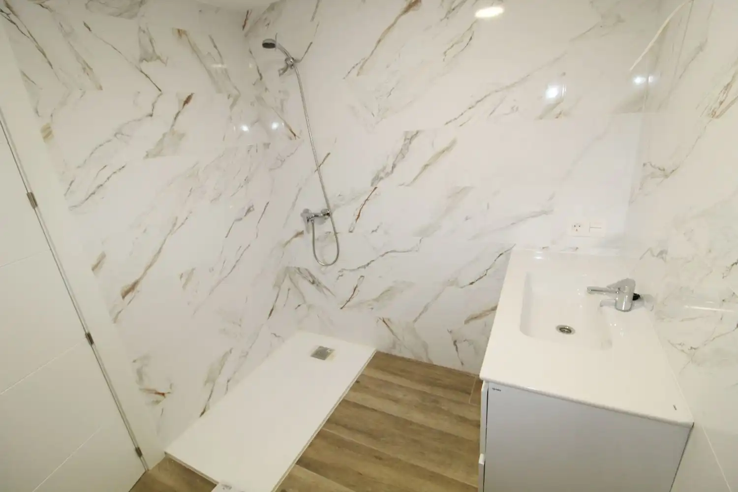 Bathroom of Flat for sale in Ciudad Real  with Air Conditioner, Heating and Terrace
