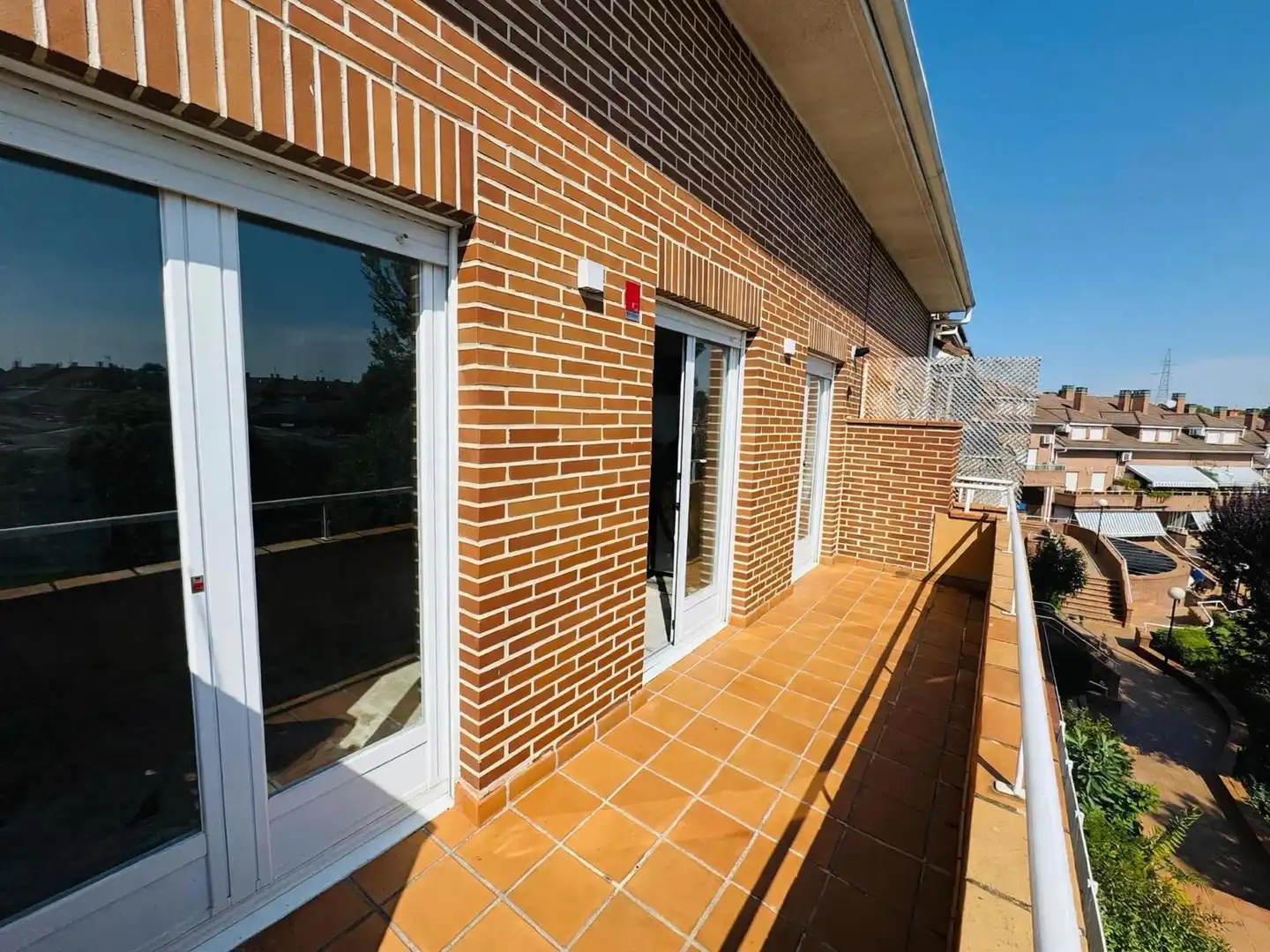 Terrasse von Maisonette zur Miete in Sevilla la Nueva mit Heizung, Ofen und Gemeinschaftspool
