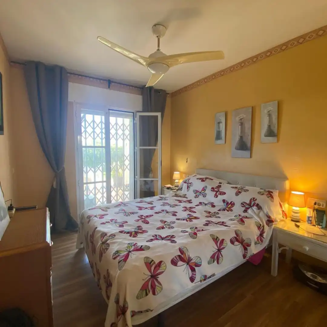 Dormitori de Apartament en venda en Mijas amb Aire condicionat, Terrassa i Moblat